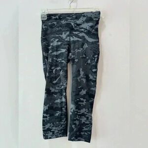 UnderArmour Black and White Print Compression Capri Leggings - Size XS